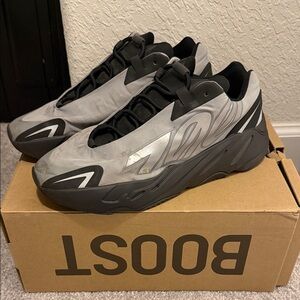 Yeezy YZY 700 MNVN sz 10.5